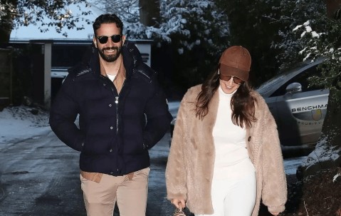 阿莫林戴墨镜竖拇指开启度假模式，曼联买单，带薪休假到6月