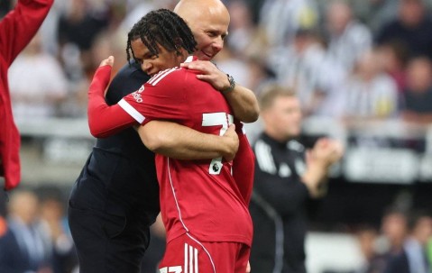 16岁新星绝杀！利物浦惊险逆转纽卡斯尔，主帅怒批比赛“毫无战术”