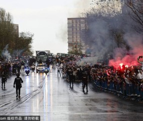 西甲惊天争议！姆巴佩禁区倒地未判点球，拉奥斯怒斥：视频助理裁判本该介入！