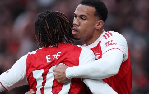 2-1险胜！乌龙球+红牌，阿森纳掀翻切尔西，曼城被甩开5分