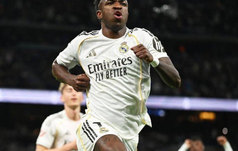 西甲领头羊易主！维尼修斯双响，皇马4-1皇家社会豪取8连胜登顶