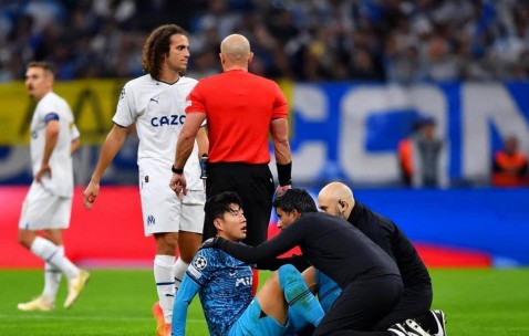 欧冠淘汰赛开局就显锋芒，马竞半小时4比1领先热刺，热刺防线暴露且马竞进攻高效让局势难以逆转