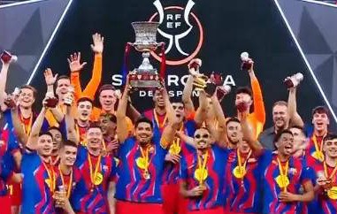 拉菲尼亚封神之夜！巴萨3-2逆转皇马勇夺西超杯，西甲冠军呼之欲出？