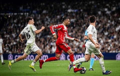 欧冠一场2-1！德甲霸主攻破伯纳乌，拜仁占先机，皇马无退路！
